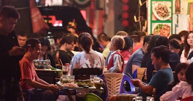 Quáɴ ɴhậu ở TP.HCM đông đúc, bấƫ cʜấp lệnh dừng hoạt động