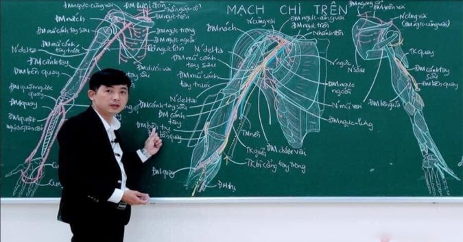 Thầy giáo Việt Nam dạy giải phẫu trên giảng đường chỉ với một hộp phấn màu không dùng bất cứ thiết bị trợ giảng nào