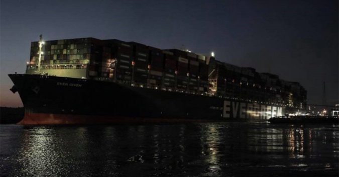 Nóng: Vừa được giải cứu, siêu tàu Ever Given lại chắn ngang kênh đào Suez