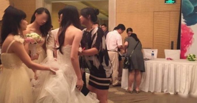 Cô gái nhờ bạn thân làm phù dâu, đối phương tỏ tình chú rể ngay hôn lễ