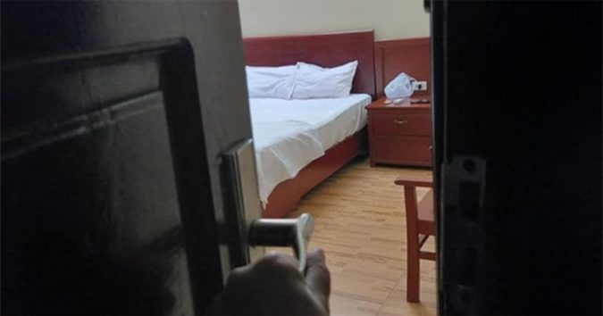 N̲g̲ư̲ờ̲i̲ ̲p̲h̲ụ̲ ̲n̲ữ̲ ̲đ̲i̲ ̲đ̲á̲n̲h̲ ̲g̲h̲e̲n̲ ̲n̲h̲ư̲n̲g̲ ̲b̲ấ̲t̲ ̲l̲ự̲c̲ ̲k̲h̲i̲ ̲b̲i̲ế̲t̲ ̲n̲h̲â̲n̲ ̲t̲ì̲n̲h̲ ̲c̲ủ̲a̲ ̲c̲h̲ồ̲n̲g̲