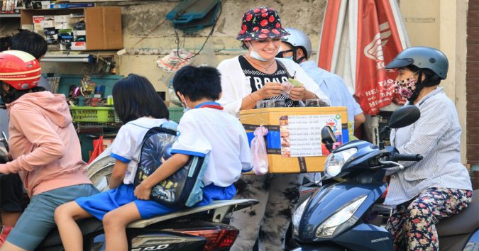 Bà Tây trẻ như U.35 bán bánh dạo ở Sài Gòn: ‘Tôi chưa gặp người Việt nào xấu cả!’