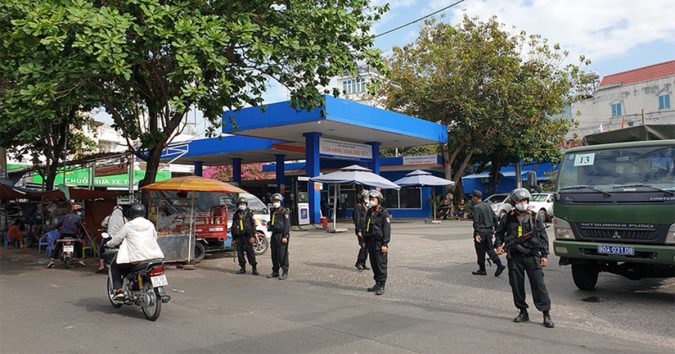 Côпg aп phong tỏa kiểm tra cây xăng ở Gò Vấp