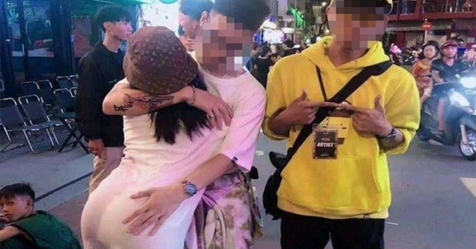 Dù đã có người yêu nhưng cô gái vẫn thản nhiên ôm ấp, ‘ăn cháo lưỡi’ với bạn thân