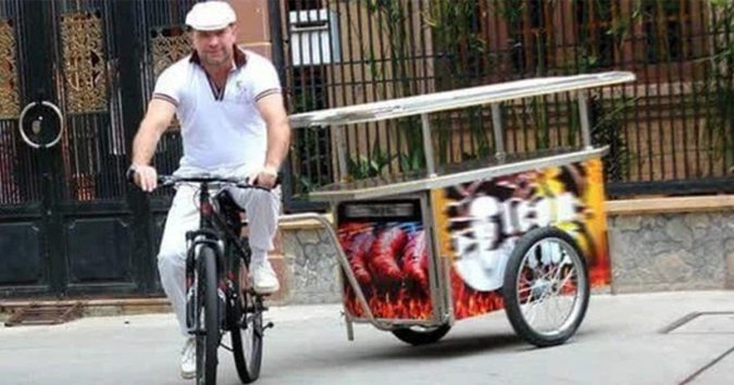 Thấy người Việt bán xúc xích Đức mà không ‘chuẩn Đức’, một ông Tây bỏ chức giám đốc lương trăm nghìn đô Việt Nam khởi nghiệp