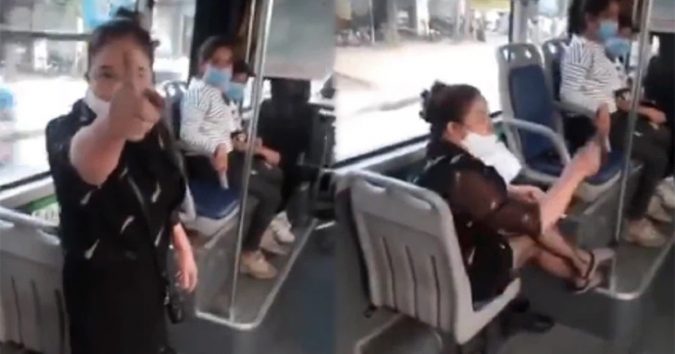 Đeo khẩu trang không đúng quy định, người phụ nữ bị mời xuống xe buýt liền chỉ tay nói lớn: “Ƭao không xuống, chúng mày đừng bắt nạt tao”