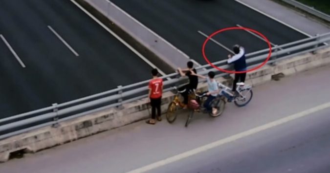 Nhóm học sinh đứng trên cầu vượt néʍ ƌá vỡ kính ô tô chạy trên cao tốc Hà Nội – Hải Phòng