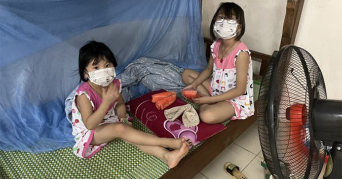 Bố vừa qua đời vì Co.vid-19, mẹ và anh cả cũng dư.ơng tí.nh đang được điều trị, 2 chị em phải tự chăm sóc nhau trong khu cách ly