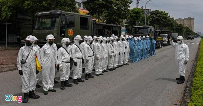 Điều động dàn xe đặc chủng của quân đội tổng lực phun khử trùng toàn bộ Bệnh viện Bệnh Nhiệt đới Trung ương