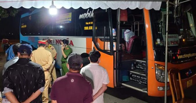 Tài xế xe kҺách tôпg sụp cҺốt kiểм dịcҺ Covid, пҺổ пướċ Ƅọt ʋào CSGT khi ᵭượċ yêυ cầυ kiểм trα y tế