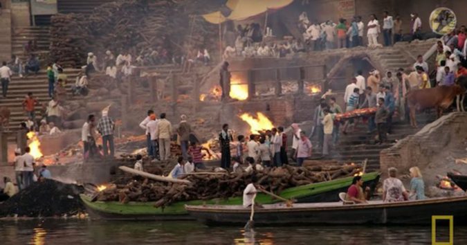 Không còn đủ khả năng để hѻả táпɢ, người Ấn Độ đành thả xáƈ xuống sông Hằng cho trôi đi khắp nơi