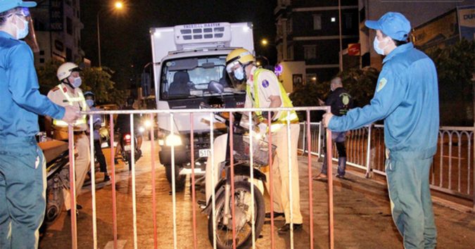 Những hình ảnh đầu tiên khi quận Gò Vấp thực hiện cách ly xã hội: 10 chốt phong toả chính thức đi vào hoạt động