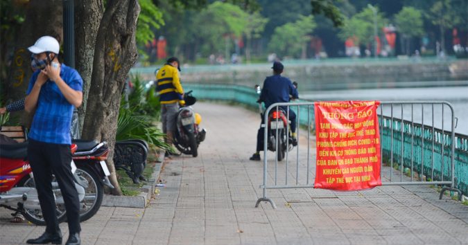 Bất chấp quy định, hàng trăm người dân vẫn vượt rào tập thể dục, chụp ảnh ở hồ Tây