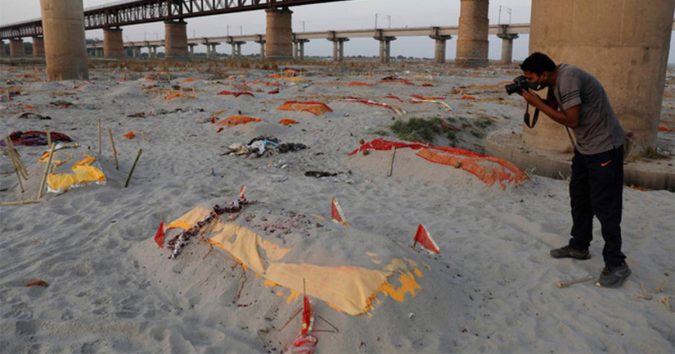 Ấn Độ: Mưa lớn quét sạch cát bề mặt, bờ sông Hằng lộ ra hàng loạt t.hi t.hể đang ph.ân hủ.y