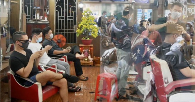 Hà Nội: Người dân vì lo lắng chủ quán hết tiền tiêu Khách ồ ạt kéo đến, quán cắt tóc kín chỗ trước giờ đóng cửa