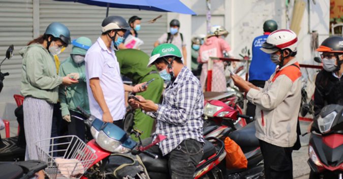 TP.HCM: Từ ngày 24-6, người dân đđi siêu thị, chợ đầu mối… bắt buộc khai báo y tế điện tử