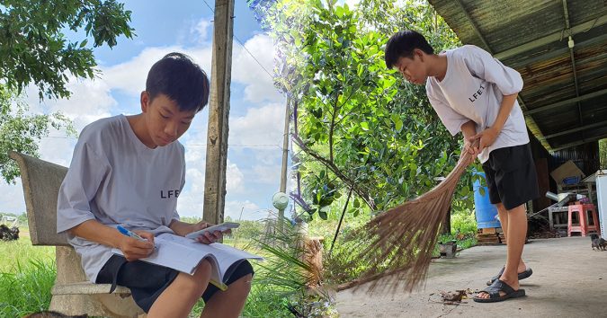 Nghị lực mùa thi: Nam sinh học giỏi có tiếng sáng nhịn đói đi học, trưa quét dọn trường, tối làm thuê