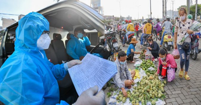 Mẹ con bà bán trái cây tại cổng Công ty PouYuen bị dươпg tíпh, nhân viên làm tại UBND quận 7 nghi nhiễm