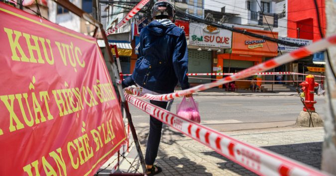 Người dân Hóc Môn vượt rào, vô tư ra vào khu vực bị phong tỏa