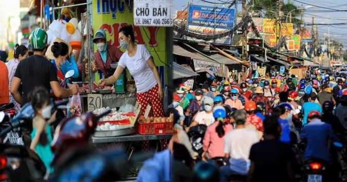 TPHCM : Nhiều chợ tự phát vẫn đông đúc bất chấp lệnh cấm, lợi dụng nâng giá trục lợi