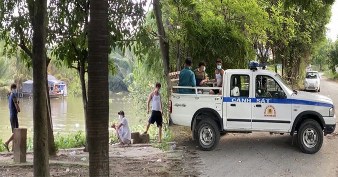 Thanh niên ở TP.HCM câu cá bị xử phạt, mếu máo: “Nhà còn thùng mì tôm, em đi câu để cải thiện bữa ăn”