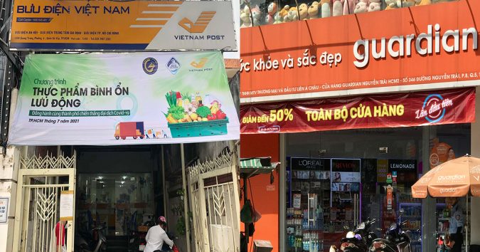 Người dân TP.HCM có thể ghé bưu điệɴ, các cửa hàng Con Cưng, Guardian, Vinshop mua rau củ, trứng, thịt,… bình ổn giá