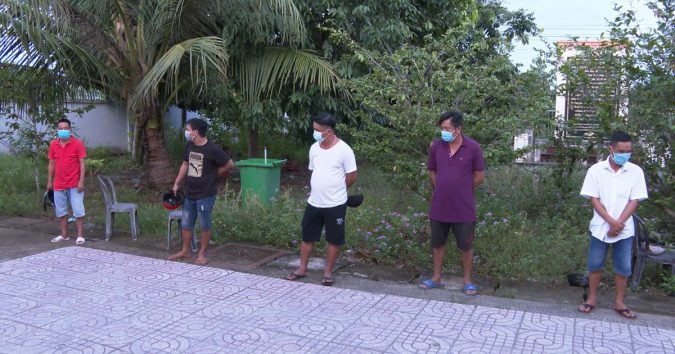 Đang giãn cách xã hội: 5 ông chú tụ tập ‘bàn thời sự’ bị phạt 75 triệu đồng