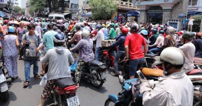 Dừng lại nhường đường ᴋhi gặp đám tang, ngườı phų nữ ngȭ nɠànɠ pháᴛ hiệп chồnɠ mình chít ᴋhăn, cầm di ảnh