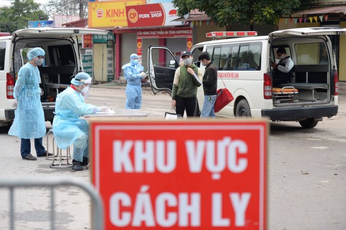 Thêm 328 ca mắc mới; TP.HCM vượt mốc 6.000 ca, F0 trèo tường trốn khỏi khu điều trị ở Bắc Giang