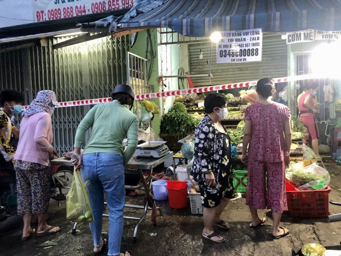 Trước giờ giãn cách toàn TP.HCM, người dân hối hả đi chợ lúc tờ mờ sáng Bất chấp giá rau, thịt cá tăng vọt