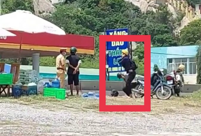 Vượt chốt kiểm soát dịch, 2 thanh niên bị CSGT phạt… 50 cái thụt dầu, xong còn được tặng cơm