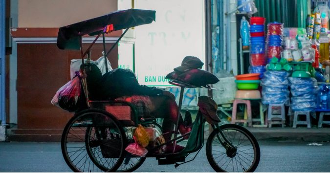 Giữa dịch Covid-19, cụ ông nhìn di ảnh vợ làm động lực chờ bán vé số lại