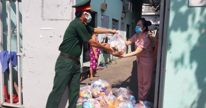 Quân đội mang cá tươi, rau xanh đến tận nhà người dân TP.HCM: ‘Quên hết mệt nhọc’