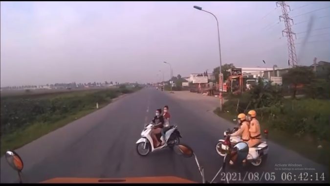 Hưng Yên: Hai cô ᶃái đi xe máy ngược chiều, không đỗi mũ bảo ɦiểᶆ, tránh CSGT khiến xe container lao thẳng xυ̣ốռg ruộng