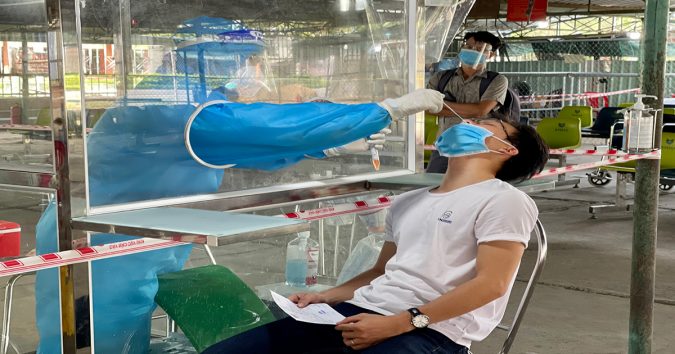 Hỏi nhanh về Covid-19: Vì sao test nhanh dương tính nhưng xét nghiệm PCR lại âm tính?