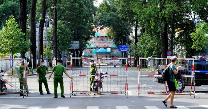 NÓNG: TP.HCM sẽ giãn cách xã hội thêm 1 tháng