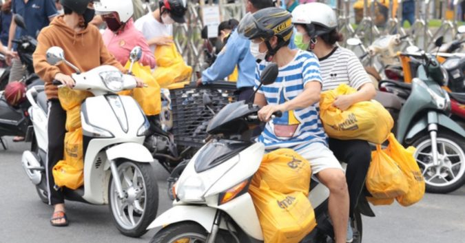 Từ 23/8, bà con TP.HCM đi chợ, nhận đồ ra sao, ai được ra đường: Tất cả đã được giải đáp