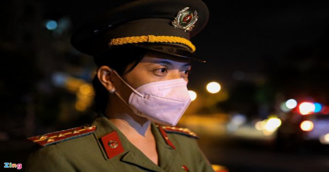 Nhiệm vụ chưa hẹn ngày về của người lính tuyến đầu chống dịch ở TP.HCM:”Mẹ hết thương con rồi hả, sao mẹ nói về mãi không về?”