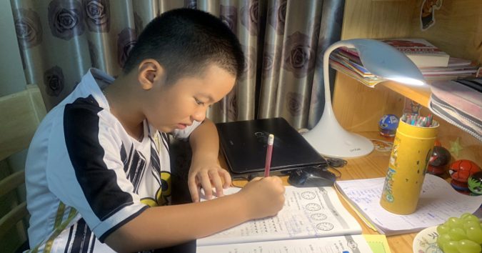 Phụ huynh Sài Gòn đuối sức trước học kỳ trực tuyến