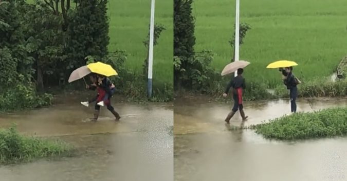 Sợ giày ướt, cha ra tận ngõ cõng con gái vào nhà: Hơn 30 năm vẫn mãi che chở như lúc bé