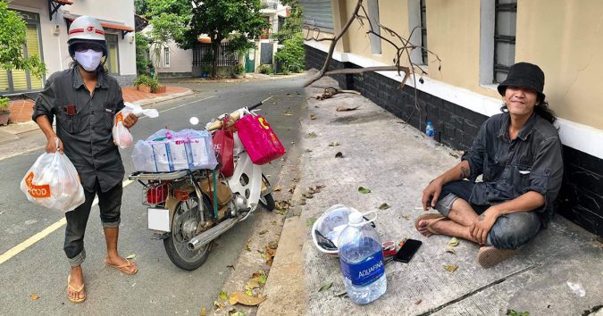 Người đàn ông “chợ búa” đi xe máy cà tàng, rong ruổi khắp Sài Gòn tặng bánh cho người nghèo hot nhất mấy hôm nay