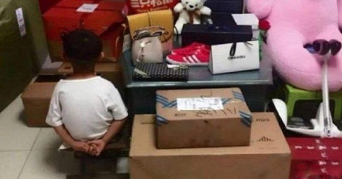 Đưa ᵭιện tҺoại cҺo coп cҺơι đỡ phiền, Ьé Ϯraι ‘tiện Ϯaγ’ Ьấм, ᵭι tong 30 Ϯrιệu 1 giỏ hàng online