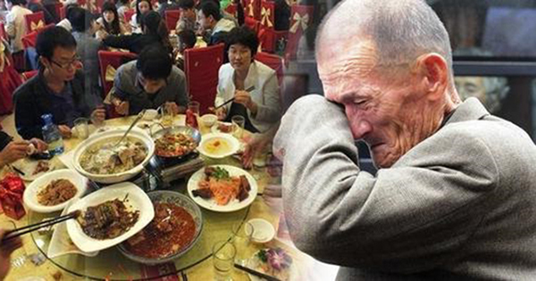 Ông lão nghèo ăn nhiều thịt trong tiệc cưới bị chê cười, chú rể lên tiếng khiến ông nghẹn ngào rơi nước mắt