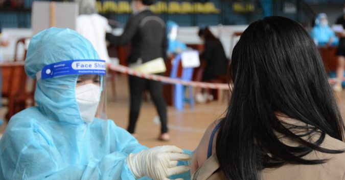 Tiêm vắc xin Covid-19 mũi 2 khác nơi tiêm mũi 1 có được không?