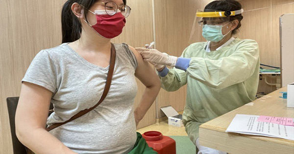 BS giải đáp: Bà bầu tiêm trộn vắc xin được không, gần sinh rồi nên tiêm luôn hay chờ bé ra đời