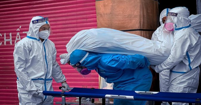 Những người lo hậu sự cho nạn nhân Covid-19