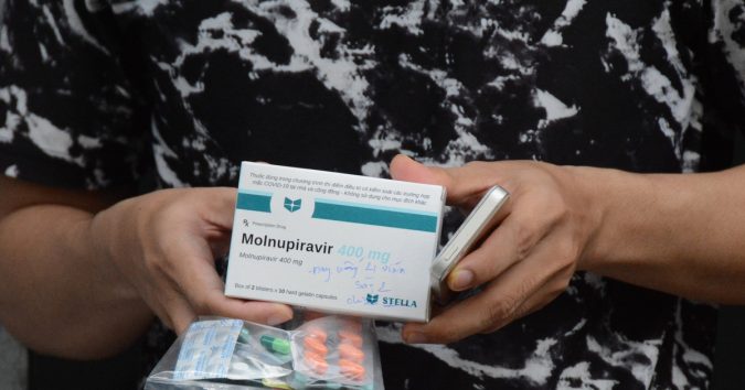 Bác sĩ KHUYẾN CÁO: Không dùng thuốc kháng vi rút đang bán tràn lan trên mạng để trị Covid-19