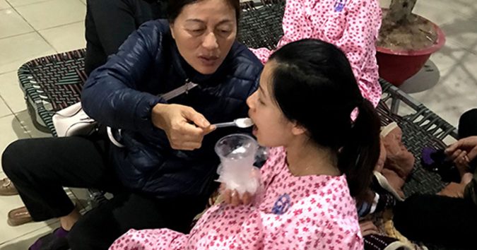 Mẹ chồng thời nay: Đưa con dâu đi đẻ, đút từng muỗng cháo, túc trực 10 tiếng đón cháu ra đời