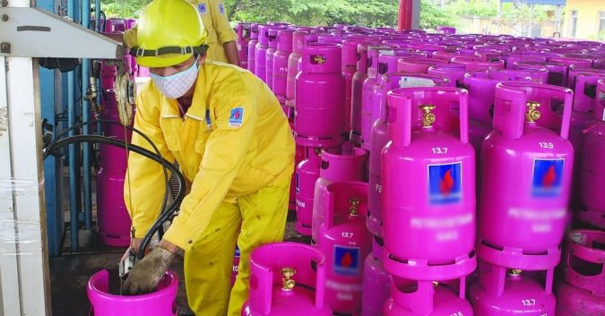 Sau 7 lần tăng, giá gas đắt thêm 105.000 đồng: Giãn cách ở nhà nấu ngày 3 bữa lại tốn kém