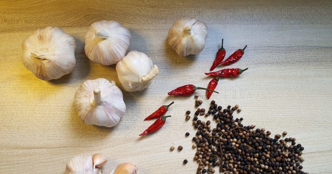 5 “mẹo” chữa Covid-19 phản khoa học được lan truyền rộng rãi mà Tổ chức Y tế thế giới (WHO) khuyến cáo mọi người cần tránh